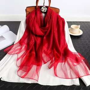 Roter transparenter Seidenschal Detailansicht, elegante Drapierung fuer Damen Accessoire.