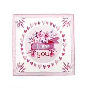 Primer plano detallado del pañuelo de seda rosa con corazones de acuarela y cinta floral.