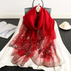 Roter Seidenschal bestickt für Damen, leichte Maulbeerseide Blumenschal, eleganter Zubehör.