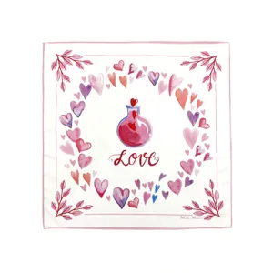 Vista detallada del pañuelo de seda cuadrado acuarela poción de amor con estampado.