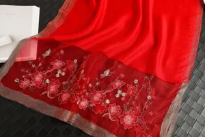 Eleganter roter Seidenschal fuer Damen, filigranes Blumenmuster Detail Tuch Wickel.