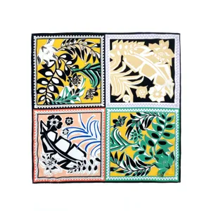 Pañuelo de seda cuadrado para mujer con estampado floral, diseño botánico elegante.