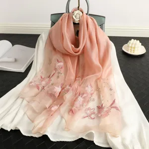 Eleganter rosafarbener Seidenschal mit zarter Blumenstickerei für Damen Schick.