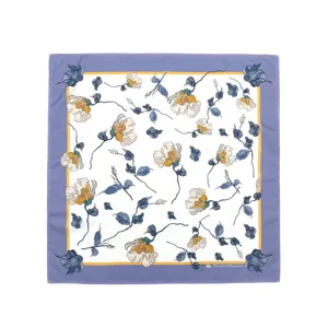 Pañuelo cuadrado de seda con elegante estampado floral y borde violeta para moda.