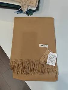 Detailansicht des einfarbigen Kaschmir-Gefühl Winterschals mit Fransen und Markenschild.