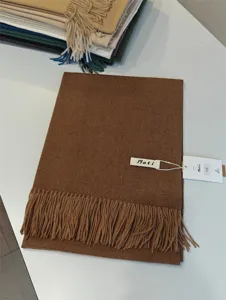 Einfarbiger Imitat Kaschmir Schal mit Fransen, eleganter warmer Winterschal Detailansicht.