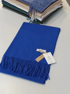 Blauer Winter Kaschmir-Gefühl Fransen Schal Detailansicht mit weicher Textur und Etikett.
