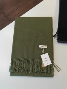 Einfarbiger Kunst-Kaschmir Schal mit Fransen, winterlicher warmer Damen-Schal Detailansicht.