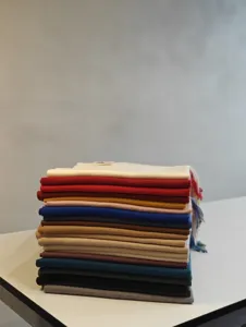 Detailansicht gestapelter, farbiger Imitat-Kaschmirschals mit gemütlichem Fransen-Design.