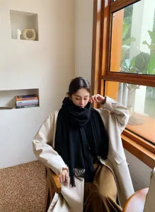 Klassischer einfarbiger Kaschmir-Imitat Winterschal mit eleganten Fransen für Damen.