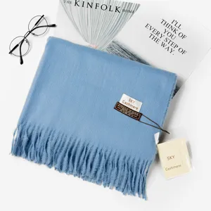 Hellblaue einfarbige Kaschmirschal mit Fransen, eleganter warmer Winterschal Detailansicht.