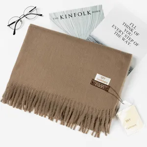 Einfarbiger Winter Kaschmir Schal, dicker warmer Fransen Stil, elegante Detailaufnahme.