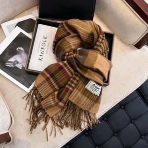 Vista detallada de bufanda de invierno a cuadros clásica con flecos, accesorio.