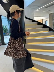 Leopard print canvas shoulder bag for women, casual vintage tote bag with large capacity.