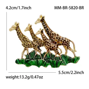 Broche famille de girafes vue detaillee, design en alliage emaille colore accessoire mode.