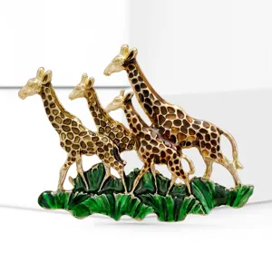 Broche famille de girafes en métal doré avec détails en émail vert pour mode bijoux