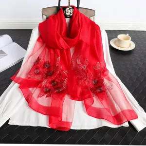 Elegante bufanda de seda roja con delicado bordado floral de cuentas de seda.