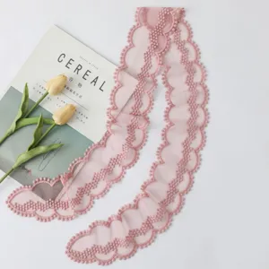 Foulard en dentelle rose et ruban pour cheveux, bord floral délicat pour femmes.