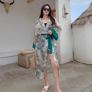 Tropischer Blättern-Print langer Strand-Sonnenschutz Cardigan, leicht und atmungsaktiv.