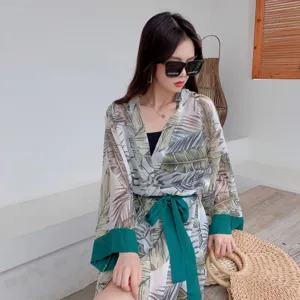 Detailansicht Damen Sommer gruen Blatt Print leicht atmungsaktiv Sonnenschutz Kimono Mantel.