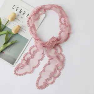 Bandeau en dentelle rose, foulard ruban elegant pour sacs et coiffure, finitions florales.