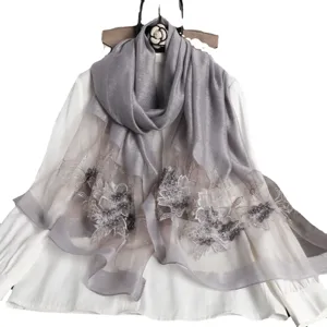 Elegante bufanda de seda gris con delicado bordado floral y detalles de cuentas para mujeres.