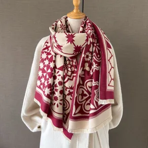Nahaufnahme des roten und cremefarbenen Winterschals mit Doppeldruck und weicher Textur.