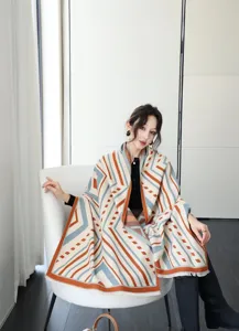 Dettaglio sciarpa e scialle caldo e spesso con motivo geometrico da donna elegante.