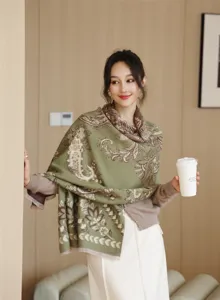 Detailansicht des grünen Kaschmir-Imitat-Schals mit Paisleymuster und weichem, elegantem Fall.