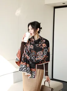 Primo piano dettagliato di una sciarpa invernale spessa da donna, paisley e zebra.