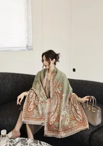 Sciarpa donna autunno inverno spessa vista dettaglio, elegante stampa olio scialle caldo.