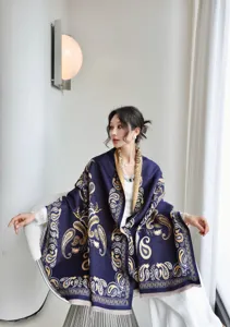 Primo piano di una sciarpa scialle invernale spessa da donna in blu scuro con paisley.