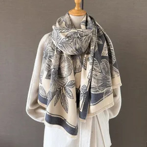 Dicker Kunstkaschmir Schal mit elegantem Blumenmuster, gemütliches Wintermode Accessoire.