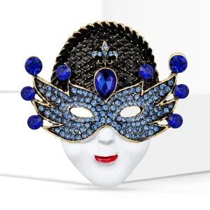 Dettaglio della spilla maschera in strass blu, lavorazione squisita e design scintillante.