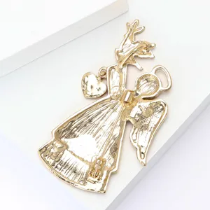 Rückseite einer goldenen Engel Broche mit sicherer Nadelverschluss auf weisser Ständer