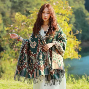 Ethnischer Stil floraler Muster Schal Detail, outdoor Herbst Reise warme Fransen Cape Design.