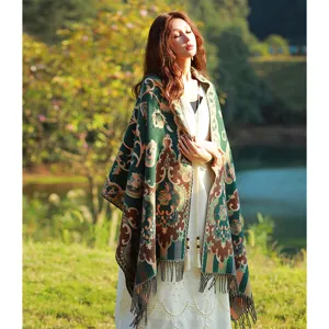 Ethnischer Vintage Strick Cape Schal, dicker warmer Winter Umhang für schöne Reisefotos.