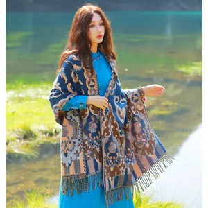 Detailansicht des ethnischen Jacquard-Damen-Schals mit Fransen, warme Winterkleidung.