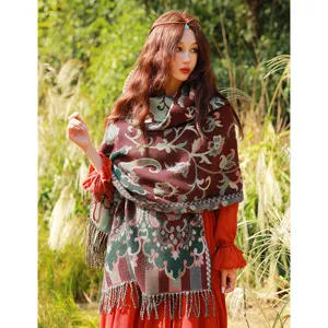 Detailaufnahme im Ethno-Stil Jacquard Schal Tuch, kuschelige Fransen, Outdoor Reise Fotografie.