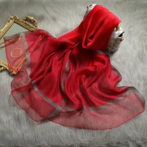 Bufanda roja de seda lana con borde brillante plateado chal elegante mujer moda otoño detalle