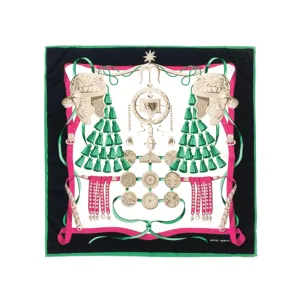 Elegante pañuelo cuadrado de seda estampado estilo lujoso con motivos militares clásicos.