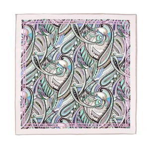 Elegante pañuelo de seda para mujer con estampado paisley vintage, textura suave y diseño chic.
