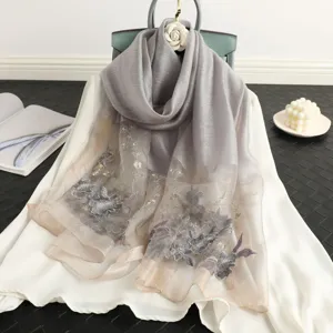 Grau bestickter Seidenschal für Damen, leichten Frühlings- und Herbst-Mode-Halsaccessoire.