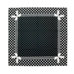 Elegante pañuelo cuadrado de lunares negros y blancos con lazos y borde de encaje.