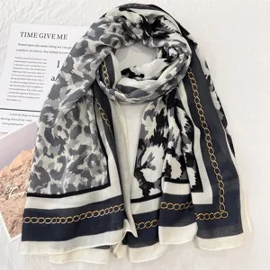 Detaillierte Detailansicht eines schicken Schals mit elegantem Kettenmuster und Print.