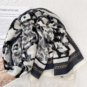 Detailansicht eines weichen abstrakten Camouflage-Schals mit elegantem Kettenrand.