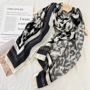 Modische Kette Leopardenmuster Schal Tuch Detailansicht, weicher glatter Stoff eleganter Stil.