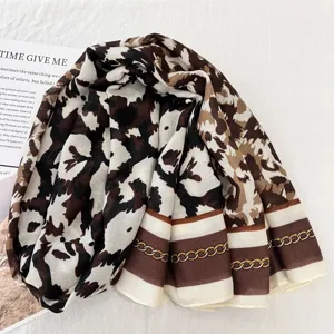 Schicker bedruckter Schal mit eleganter Kettenborte, weiche Textur, stilvolles Accessoire.