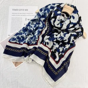 Stilvoller blau-weißer bedruckter Schal mit elegantem Kettenrand für Damen und Mode.