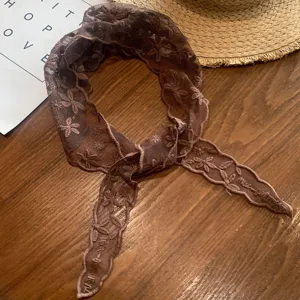 Braunes spitzen besetztes dreieckiges kopftuch, vintage hohles haarband für frauen, mode accessoire.